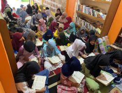 Anak-anak TBM Lentera Pustaka Berbagi Takjil Seusai Khataman ke-4