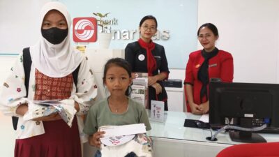 Kenalkan Fungsi Bank, Anak TBM Lentera Pustaka Sambangi Kantor Bank Sinarmas