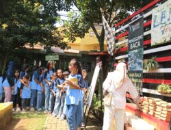 Traktir Makanan Kafe, Cara Unik Semangati Anak-anak Rajin ke TBM