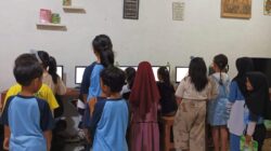 Keren, Anak-anak Antre Belajar Komputer di Taman Bacaan