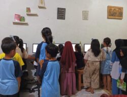 Keren, Anak-anak Antre Belajar Komputer di Taman Bacaan