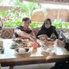 Obrolan Soal Kuliahan Orang Tua Bareng Anaknya di Lesehan