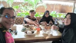 Obrolan Soal Kuliahan Orang Tua Bareng Anaknya di Lesehan