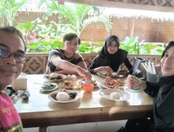 Obrolan Soal Kuliahan Orang Tua Bareng Anaknya di Lesehan