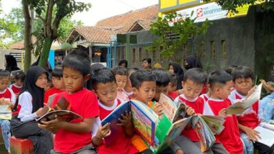 Literasi Itu Merangkak dalam Gelap Bertahun-tahun untuk Menemukan Cahaya Kecil di Ujung