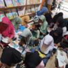 Langka Banget, Anak-anak Berdesak-desakan Membaca Buku