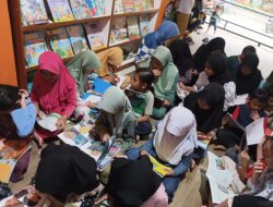 Langka Banget, Anak-anak Berdesak-desakan Membaca Buku