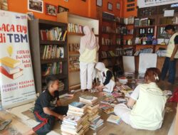KKN Tematik Literasi 2025, Mahasiswa IPB Lakukan Klasifikasi Buku TBM Lentera Pustaka