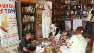 KKN Tematik Literasi 2025, Mahasiswa IPB Lakukan Klasifikasi Buku TBM Lentera Pustaka