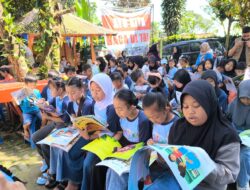 Berlapis-lapis Anak Membaca Buku