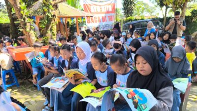 Berlapis-lapis Anak Membaca Buku