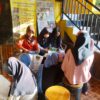 Membaca di Bawah Sorotan Matahari