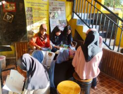 Membaca di Bawah Sorotan Matahari