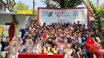 Praktik Baik Hima Elektro UG, Pasang Listrik Tenaga Surya dan Demo Robot Mini Sensor Cahaya di TBM Lentera Pustaka