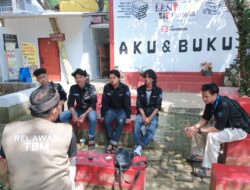 Keren, Hima Elektro UG Siapkan Penerangan Tenaga Surya di Taman Bacaan