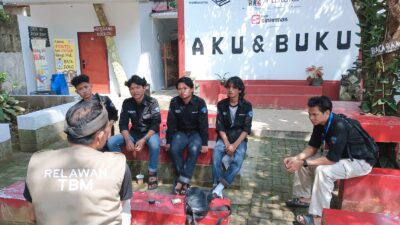 Keren, Hima Elektro UG Siapkan Penerangan Tenaga Surya di Taman Bacaan