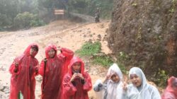 Keren Sih, Berani Banget Relawan TBM Lentera Pustaka Trekking Menerjang Hujan Mengusir Kabut