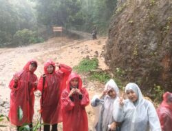 Keren Sih, Berani Banget Relawan TBM Lentera Pustaka Trekking Menerjang Hujan Mengusir Kabut