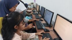 Anak-anak yang Dibiasakan Membaca dan Belajar Komputer di Taman Bacaan