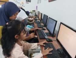 Anak-anak yang Dibiasakan Membaca dan Belajar Komputer di Taman Bacaan