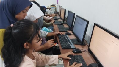 Anak-anak yang Dibiasakan Membaca dan Belajar Komputer di Taman Bacaan