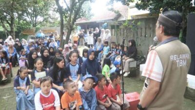 Jangan Terlalu Bersinar, Nanti Kamu Mengganggu Orang yang Nyaman dalam Gelap