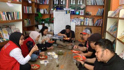 Diskusi Literasi Sambil Makan Siang, Bale Buku Jakarta Kunjungi TBM Lentera Pustaka