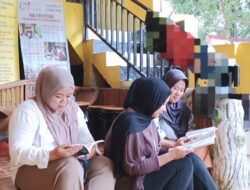 Kisah Emak-Emak Membaca Buku di Taman Bacaan