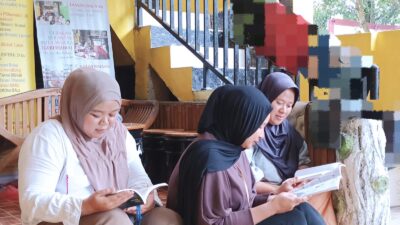 Kisah Emak-Emak Membaca Buku di Taman Bacaan