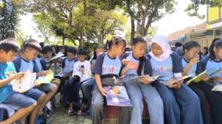 Di Balik Anak-anak yang Membaca di Taman Bacaan