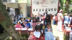 Latih Kreativitas, Anak-anak TBM Lentera Pustaka Bikin Kolase Daun