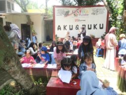 Latih Kreativitas, Anak-anak TBM Lentera Pustaka Bikin Kolase Daun