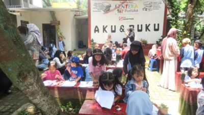 Latih Kreativitas, Anak-anak TBM Lentera Pustaka Bikin Kolase Daun