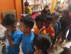 Apa Bedanya Anak Belajar di Sekolah dan Taman Bacaan?