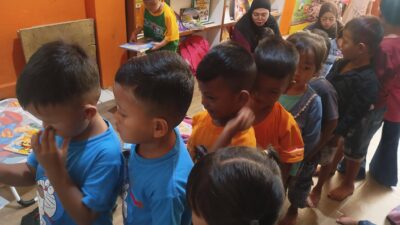 Apa Bedanya Anak Belajar di Sekolah dan Taman Bacaan?