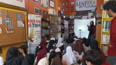 Mahasiswa Ilmu Komunikasi Unpak Sosialisasi Anti Korupsi di TBM Lentera Pustaka