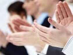 Tepuk Tangan Itu Tidak Selalu Dukungan