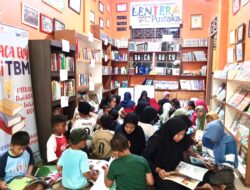 DI MANA BISA LIHAT ANAK-ANAK MEMBACA BERGEROMBOL?