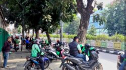Kenapa Abang Ojol Ngaso di Trotoar?