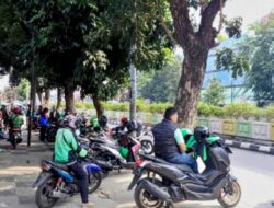 Kenapa Abang Ojol Ngaso di Trotoar?