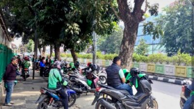Kenapa Abang Ojol Ngaso di Trotoar?