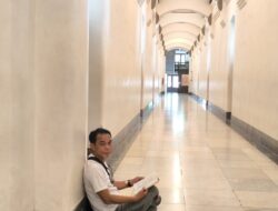 Lebih Baca Buku atau Nggak Ngapa-ngapain daripada Stres Sendiri