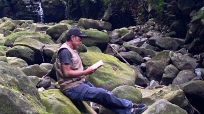 Puisi “Tidak Semua Lelaki Pandai Bercerita”